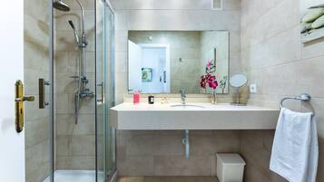 Shower, hair dryer, towels