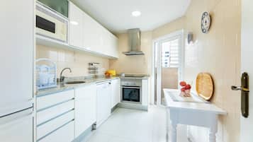 Frigorifero, microonde, forno, piano cottura