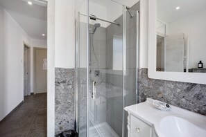 Shower, hair dryer, towels