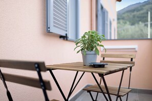 Outdoor dining - Holiday Apartment "Antichi Ricordi - Da Angela" with Balcony, Shared Pool & Wi-Fi (Andora)