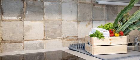 Fridge, oven, stovetop, dishwasher