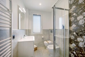 Douche, sèche-cheveux, serviettes fournies