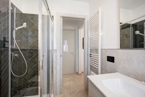Dusche, Haartrockner, Handtücher