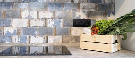 Kjøleskap, ovn, kokeplater og oppvaskmaskin