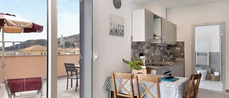 Kjøleskap, ovn, kokeplater og oppvaskmaskin