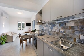 Jääkaappi, uuni, liesi, astianpesukone