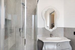 Dusche, Haartrockner, Handtücher