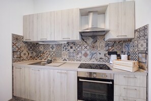 Frigorifero, forno, piano cottura, lavastoviglie