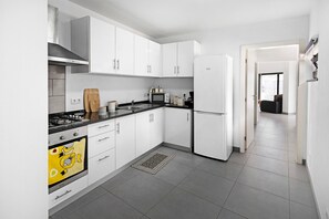 Geladeira, micro-ondas, fogão, cooktop