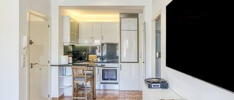 Fridge, oven, stovetop, coffee/tea maker