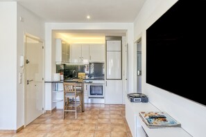 Fridge, oven, stovetop, coffee/tea maker - Apartment 'Mar' with Wi-Fi (L'Escala, España)