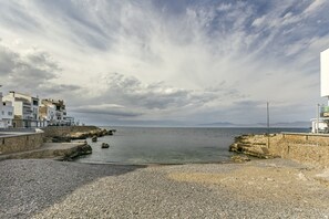 Une zone côtière avec des bâtiments, une côte rocheuse et une vue dégagée sur la mer.