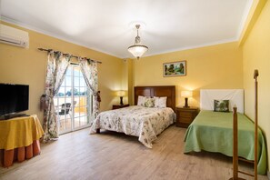 5 bedrooms, iron/ironing board, free WiFi, bed sheets - Villa 'Casa Do Sobreiro' with Sea View, Wi-Fi and Air Conditioning (Quelfes)