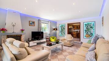 Fernseher, Kamin, Tischtennisplatte