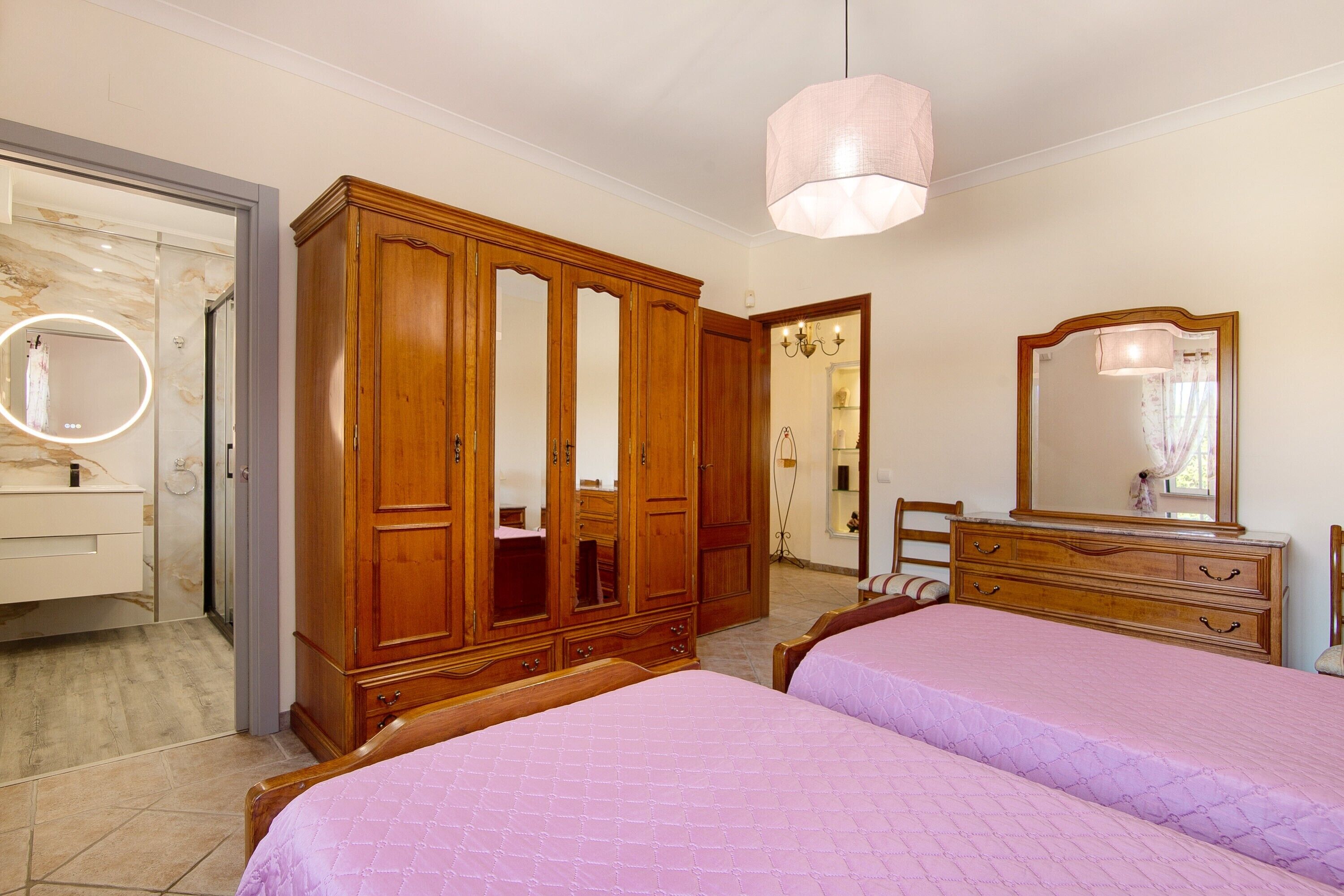 5 bedrooms, iron/ironing board, free WiFi, bed sheets