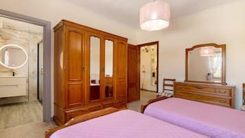 5 bedrooms, iron/ironing board, free WiFi, bed sheets