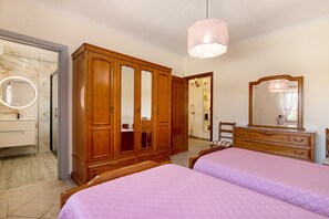 5 habitaciones, tabla de planchar con plancha y wifi gratis 