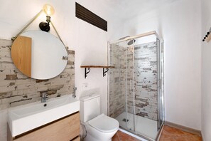 Dusche, Haartrockner, Handtücher