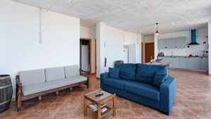 Una sala de estar con un sofá, una mesa de centro y un sofá azul.