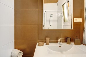Shower, hair dryer, towels - Apartment 'Panoramic Views I' with Sea View, Wi-Fi and Air Conditioning (Caniço)