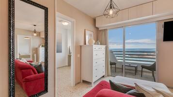 Una televisión, una mesa de tenis de mesa, un reproductor estéreo