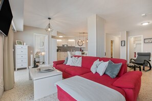 Televisio, pöytätennispöytä, stereot