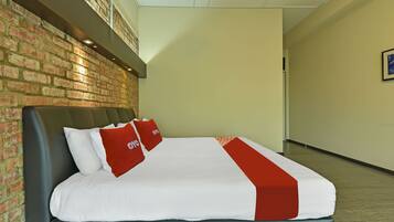 Laptop workspace, free WiFi, bed sheets