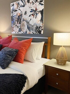 2 bedrooms, desk, iron/ironing board, free WiFi - 501 Sky High CBD Style with Parking+Pool (Perth)