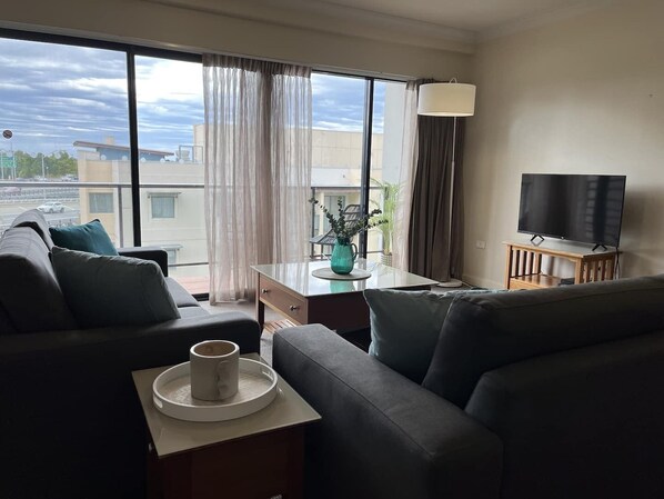 Smart TV, offices - 501 Sky High CBD Style with Parking+Pool (Perth)