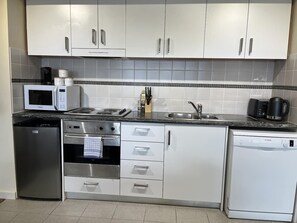 Geladeira, micro-ondas, fogão, cooktop