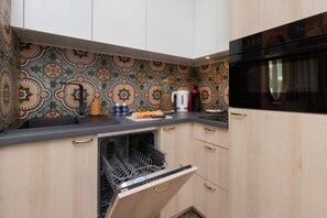 Microwave, dishwasher, coffee/tea maker, cookware/dishes/utensils