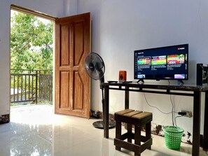 Chambre Panoramique, balcon, vue montagne | Coin séjour