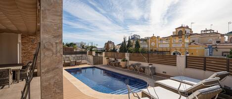 Alberca al aire libre y alberca climatizada