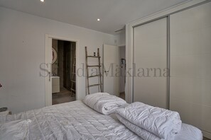 6 bedrooms, in-room safe, iron/ironing board, travel cot
