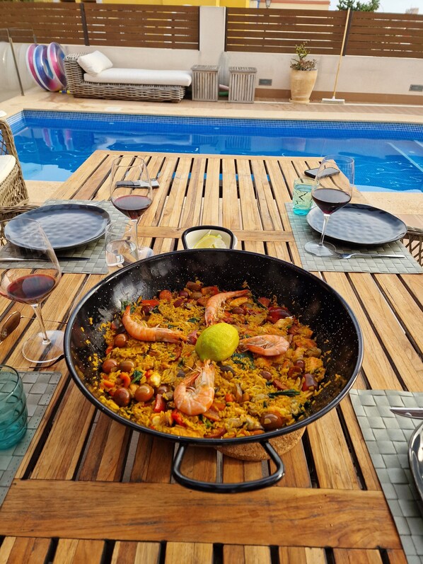 Een buitenzwembad, een verwarmd zwembad