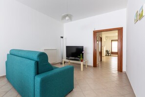 1-inch flat-screen TV with satellite channels, TV - 3225 Appartamento La Trozzella by Barbarhouse (Manduria)