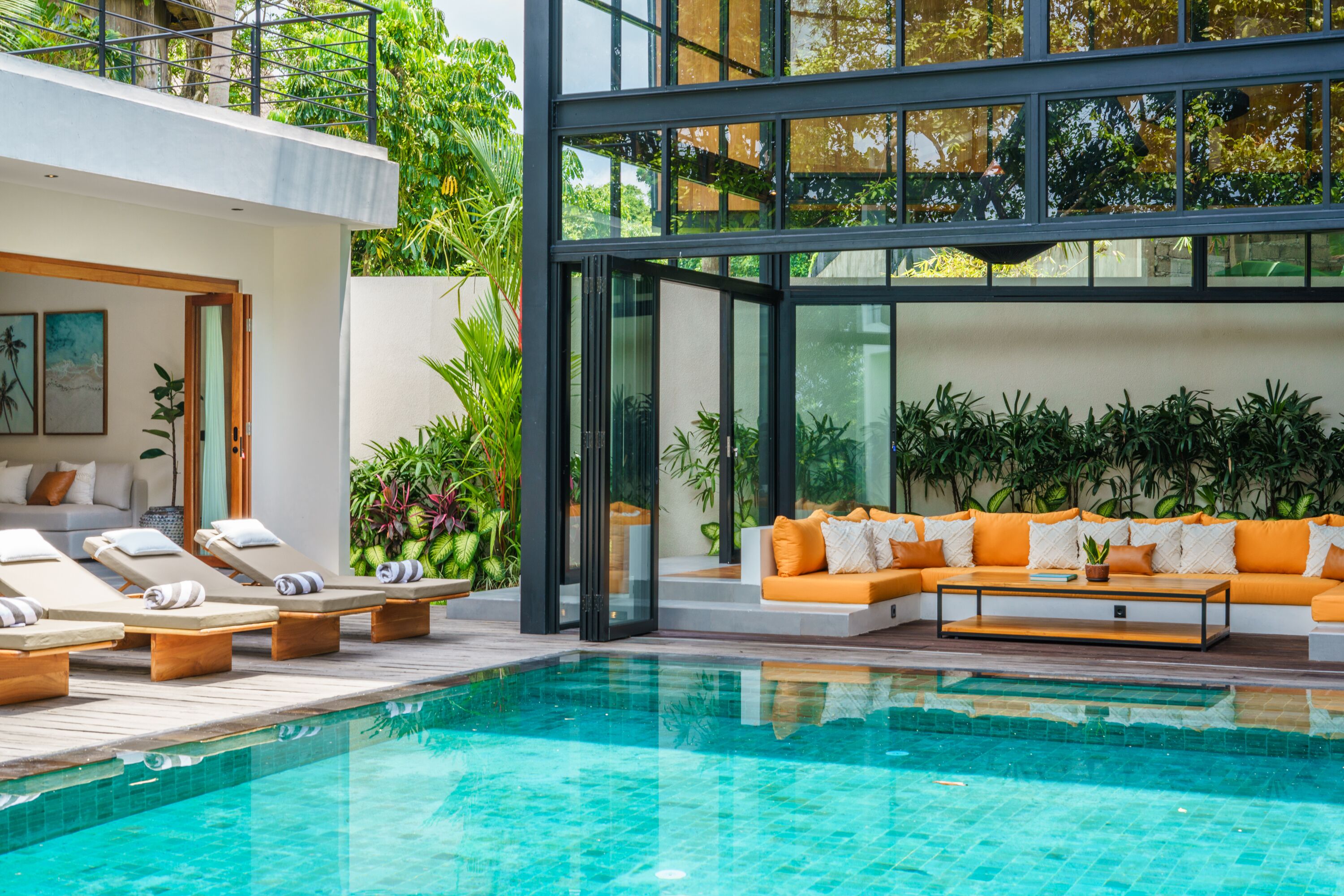 Una piscina al aire libre