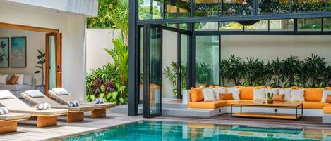 Una piscina al aire libre