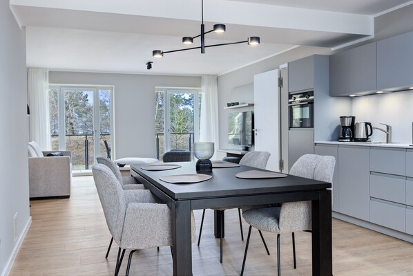 Dining - Schönes Ferienapartment in Toplage Direkt an der Ostsee mit Balkon zur Meerseite (Ostseebad Binz OT Prora)