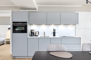 Fridge, microwave, oven, stovetop - Schönes Ferienapartment in Toplage Direkt an der Ostsee mit Balkon zur Meerseite (Ostseebad Binz OT Prora)