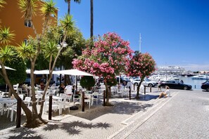 Outdoor dining - Renovated Vilamoura Penthouse Near Marina & Beach (Quarteira)