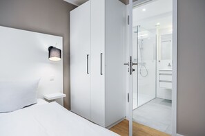 3 habitaciones, escritorio, tabla de planchar con plancha y wifi gratis