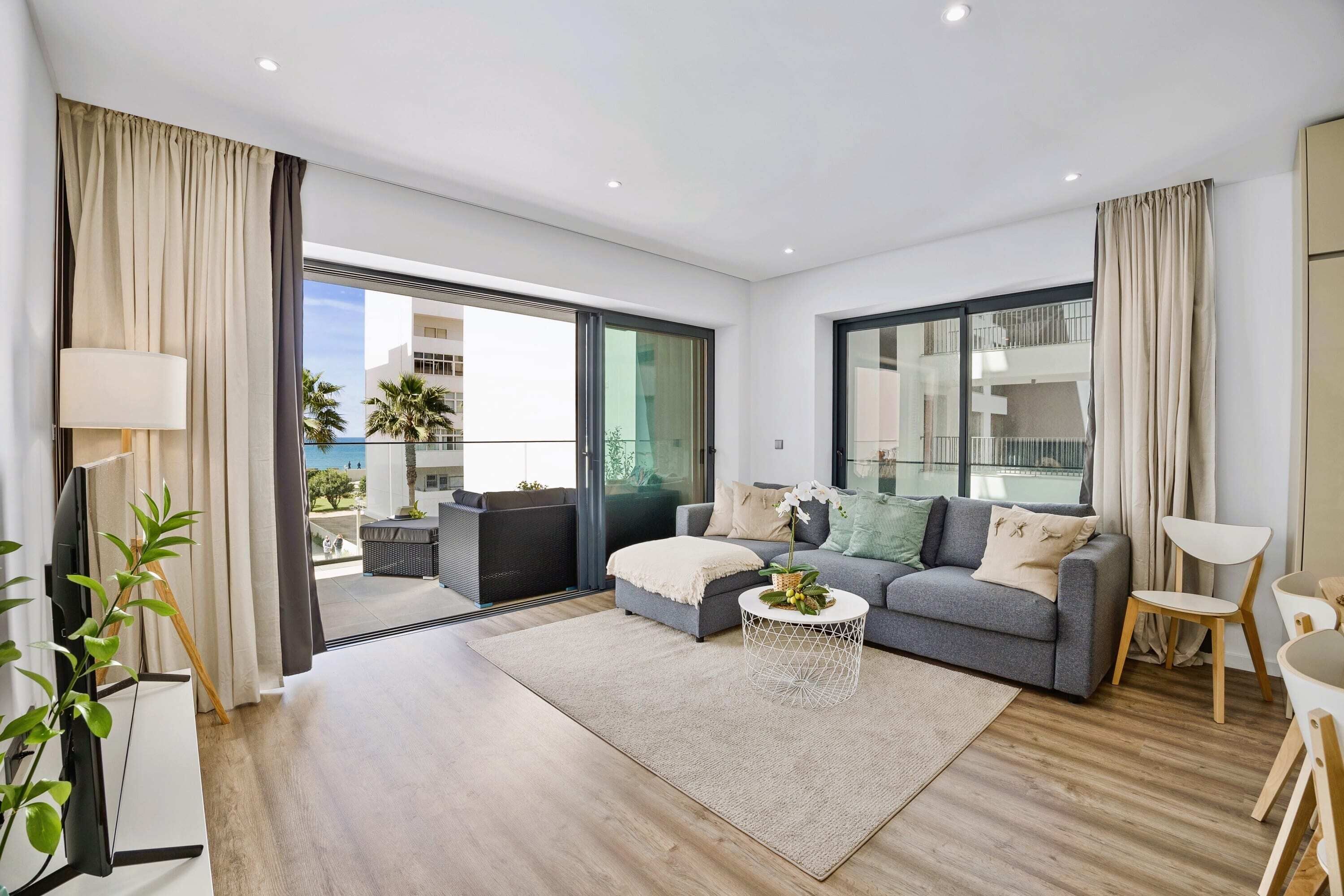 Bright Modern Beachside Apartment w/Pool & Seaview