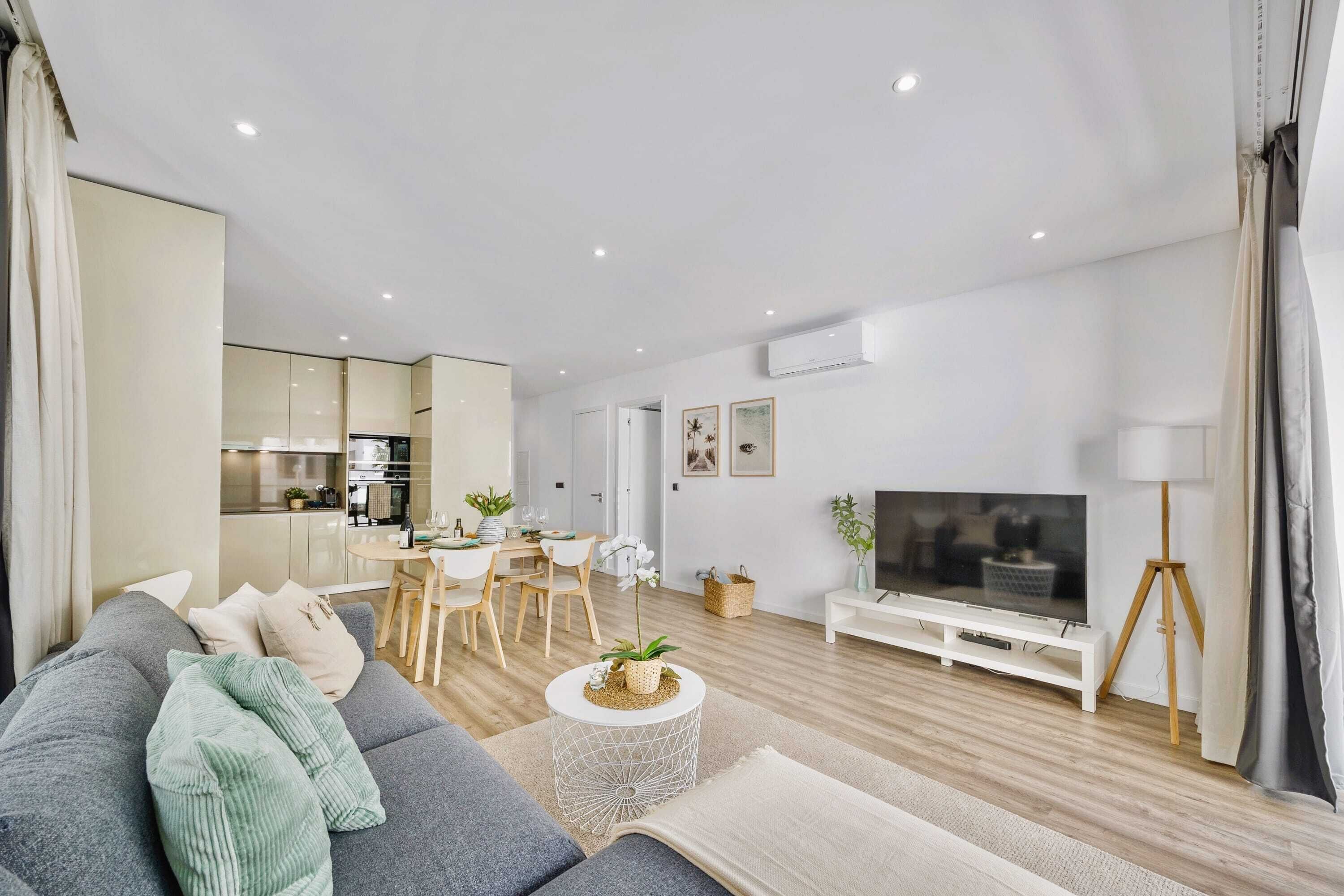 Bright Modern Beachside Apartment w/Pool & Seaview