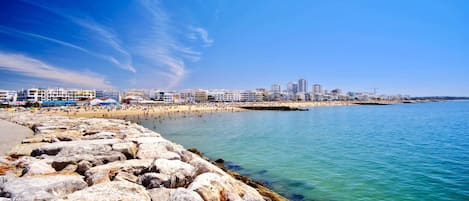 Una spiaggia nelle vicinanze