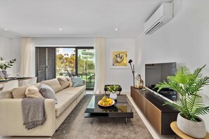 Télévision, livres, espaces bureaux