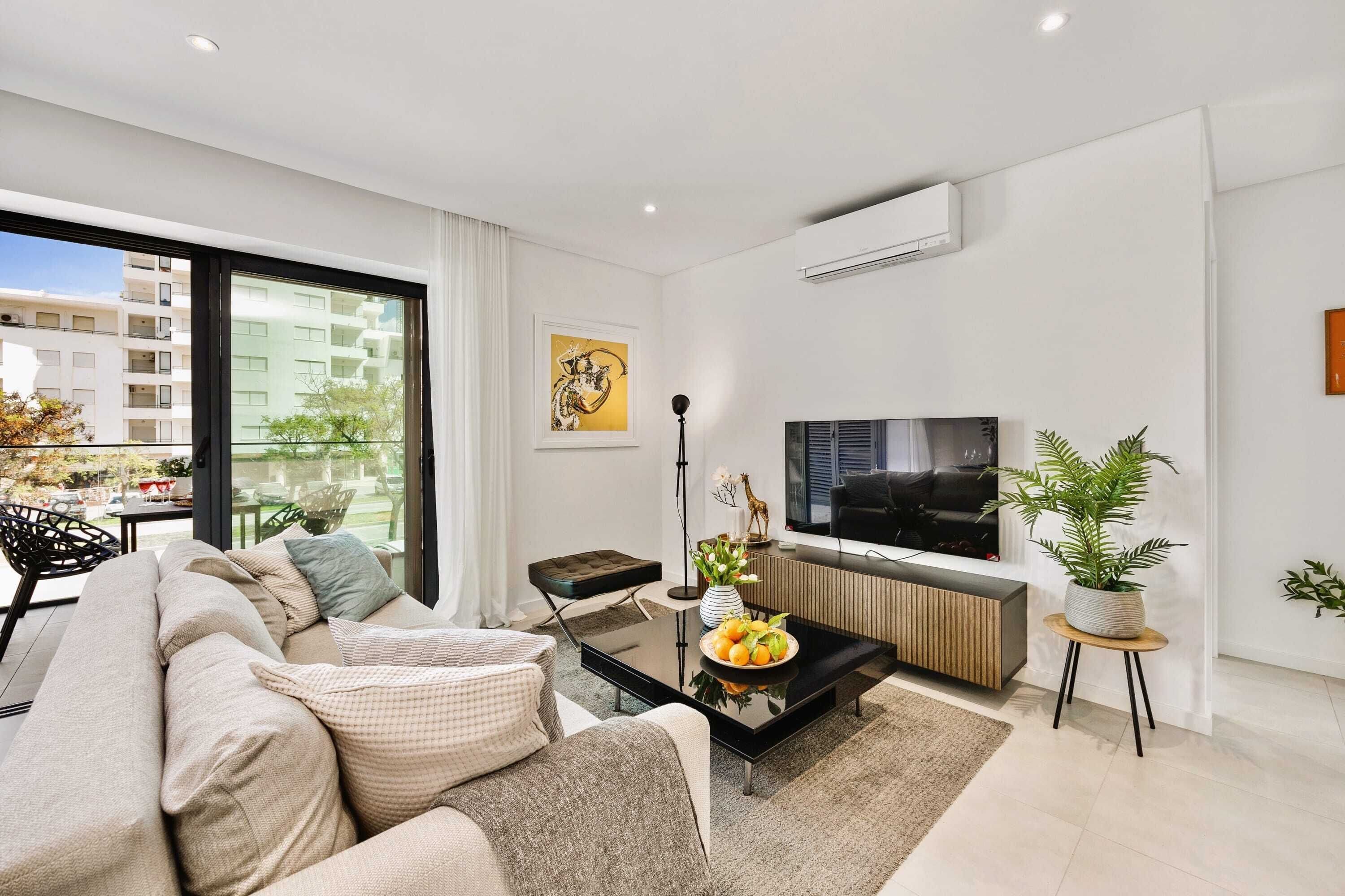 Luxurious and Modern Beachside Apartment w/ Pool