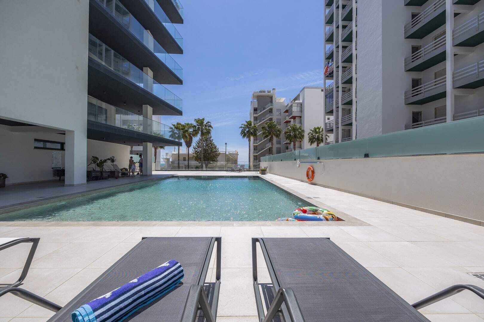 Luxurious and Modern Beachside Apartment w/ Pool