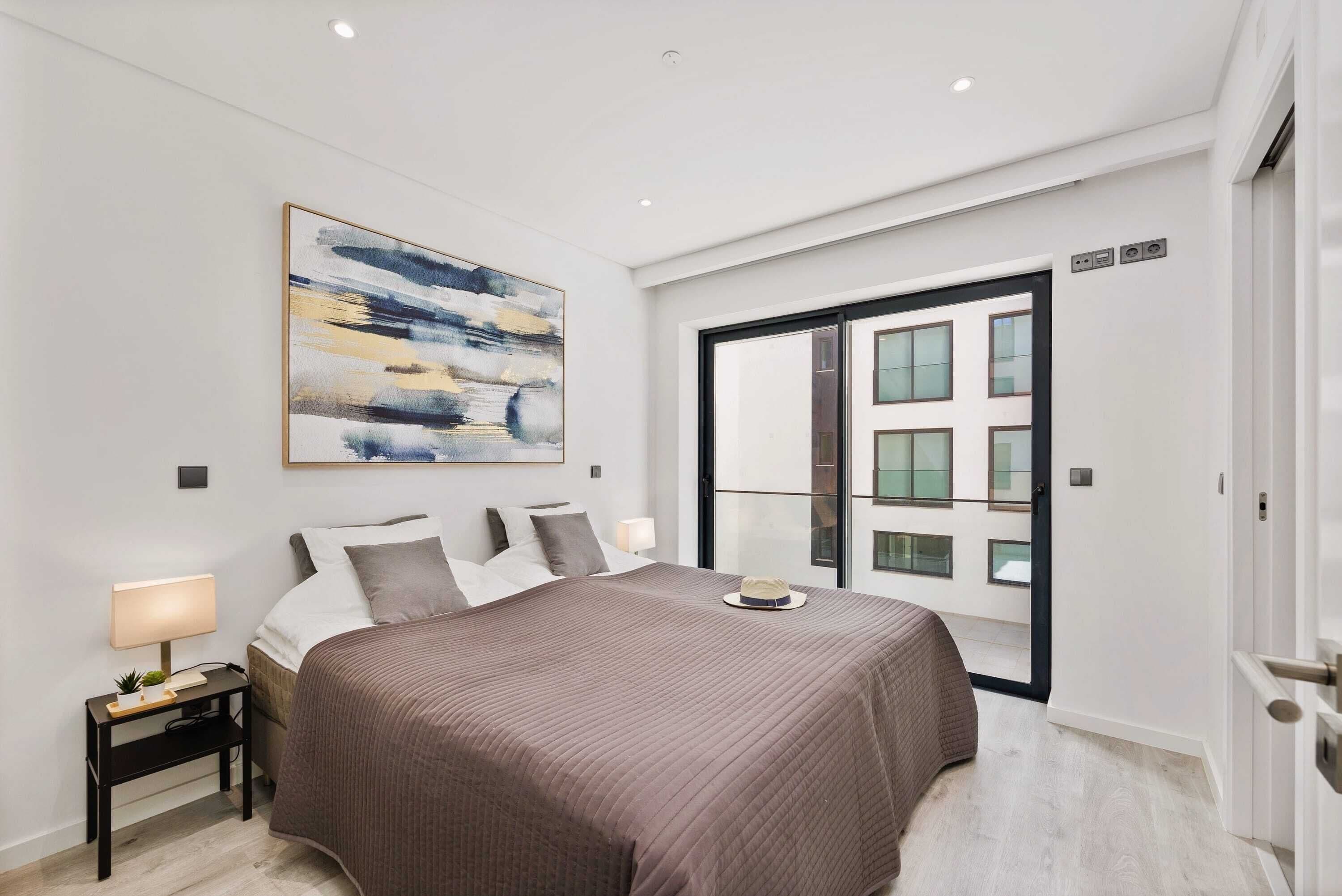 Luxurious and Modern Beachside Apartment w/ Pool