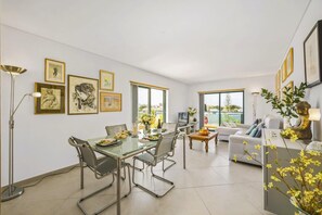 TV, offices - Penthouse Escape w/ Large Terrace, Pool & Garden (Quarteira)